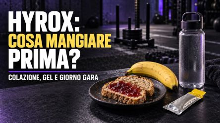 Colazione con pane, confettura e banana, borraccia e gel davanti a una palestra: cosa mangiare prima di HYROX